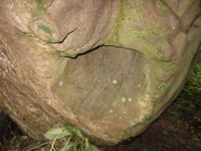 弘法大師の押し上げ岩