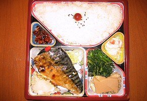 各種お弁当（写真は焼き魚弁当）　500円～