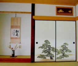 美しい和紙に装飾されたふすま紙の絵柄は、気品や格調、やさしさ、ゆかしさあたたかさをお部屋にもたらしてくれます。