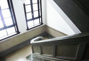 館内の階段