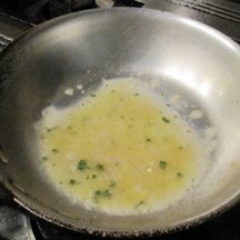 鍋にゆで汁お玉1杯を入れ火を止め、塩・コショウ・パセリ・とうがらしで味付けをする。