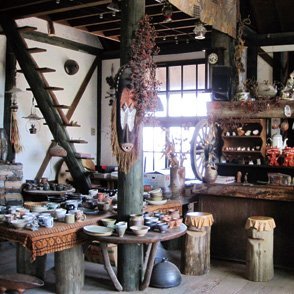 風凧に入ると、県内の作家さんの陶芸作品が展示されています。