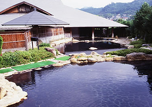 奥熊野の大自然に抱かれた敷地内に、西日本最大の露天風呂がある温泉