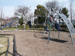 公園内にある遊具