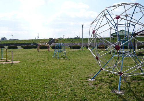 野球場やサッカー場もある公園