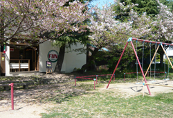 公園に面したカフェ。子供達の遊ぶ姿を見ながら、ゆっくりお茶もいいかも♪