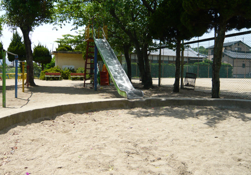 児童プールとグラウンドのある公園