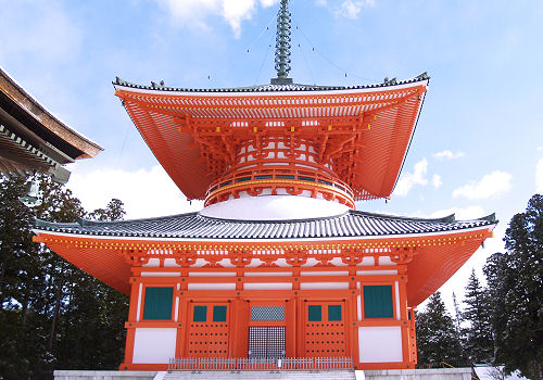 世界遺産・高野山は、寺院や史跡など見所が凝縮した山上の宗教都