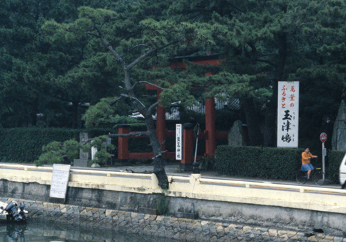 稚日女尊をまつっており、和歌の神様と呼ばれております