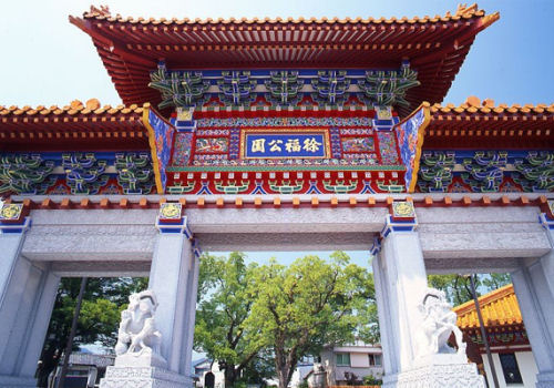 中国風の楼門がひときわ鮮やかな公園！