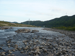 キャンプ場とならんでいる日高川