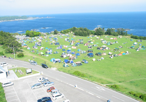 本州最南端の地、潮岬に広がる広大な芝生の上でキャンプを楽しもう