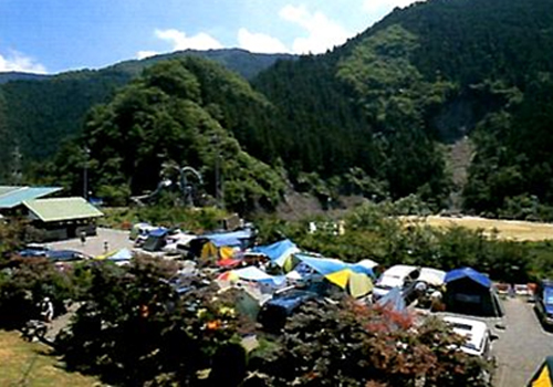 有田川のほとりの、スポーツやバーバキュー楽しめるキャンプ場