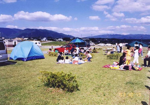 紀ノ川の河川敷に整備されたキャンプ場