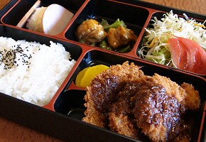 ポンズ味和風ヘレカツ定食＜赤出し付＞　・・・・・　１，１００円