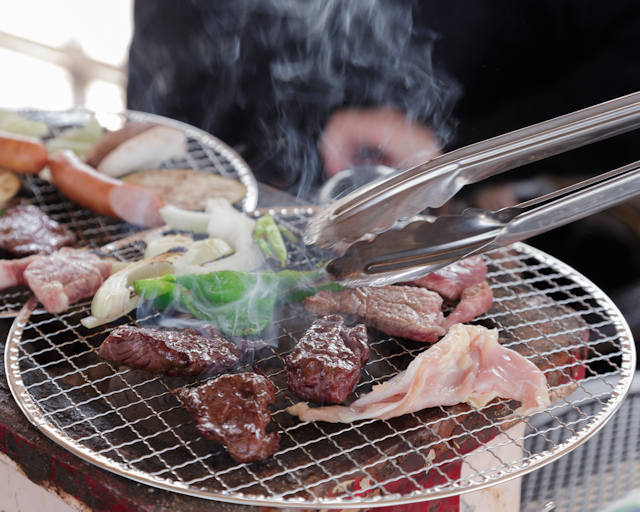 炭焼きを目の前で