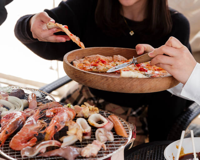 海鮮を焼きながら