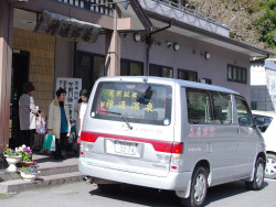 無料送迎バス完備(小型車＆大型バス）