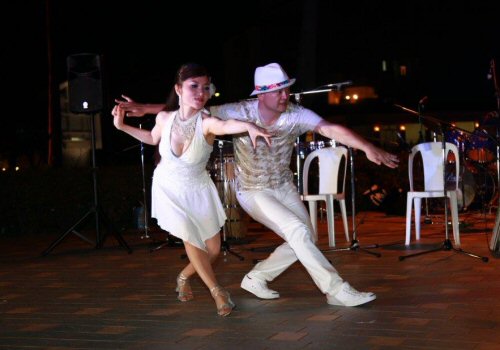 ラテンの音楽にあわせ、ペアーで踊るダンスがサルサダンス！